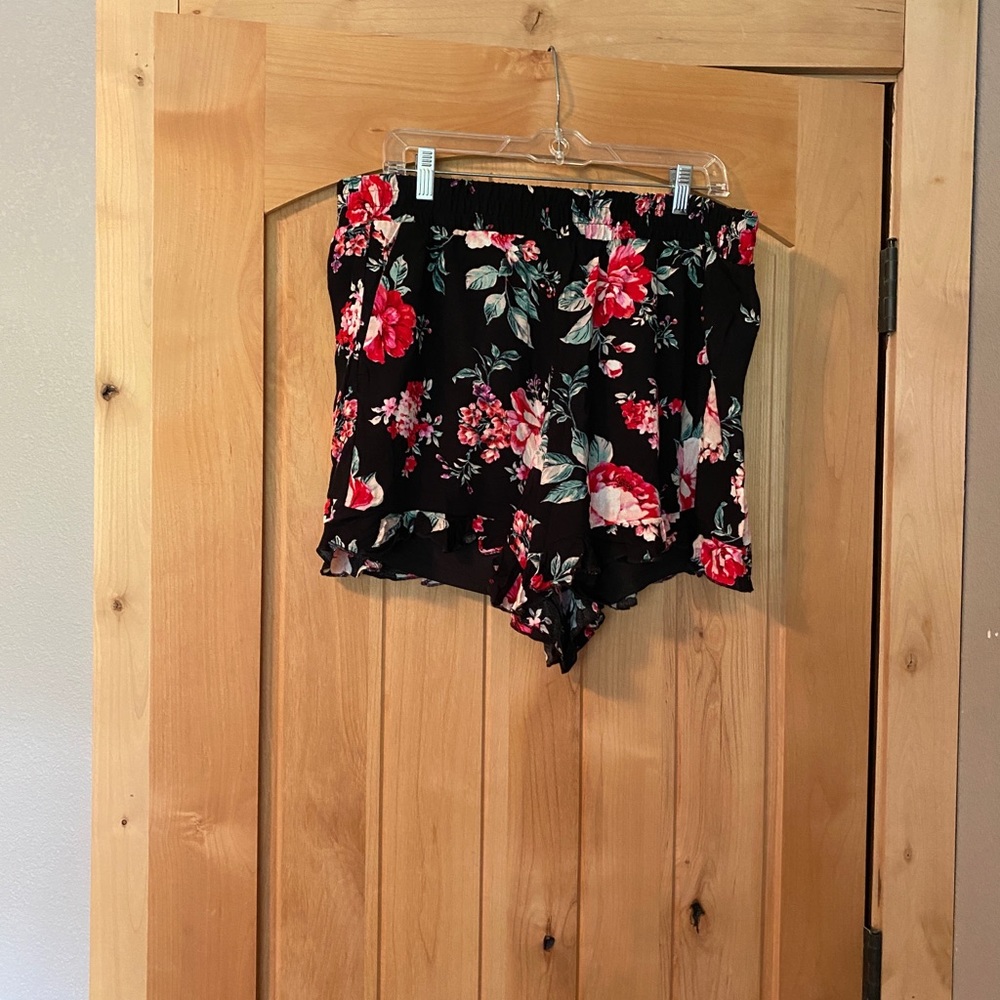 New Torrid black floral floral shorts size 0 or 12